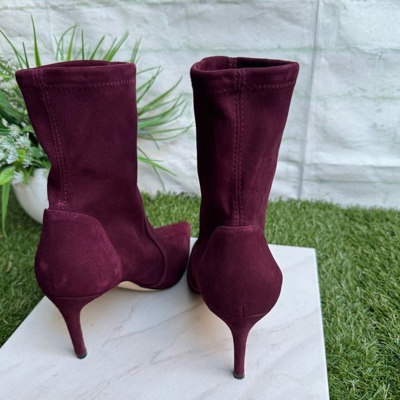 Stuart Weitzman
Stuart Stretch Suede Stiletto Booties pointed toe size 8
$595 - Picture 12 of 14